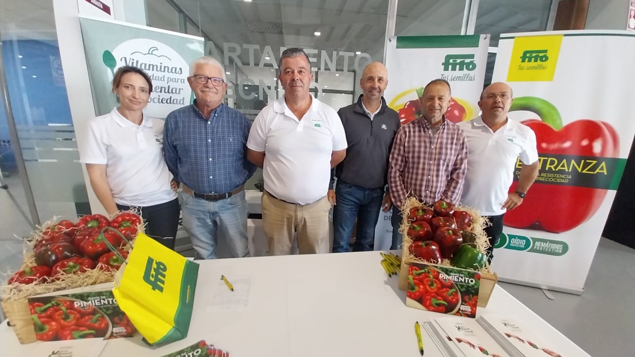 Equipo de Semillas Fitó junto agricultores en una subasta|María Jose Berruezo junto a los chefs de Txio Restaurante|Parte del Equipo de Semillas Fitó junto a ATP en una de las subastas del Campo de Cartagena